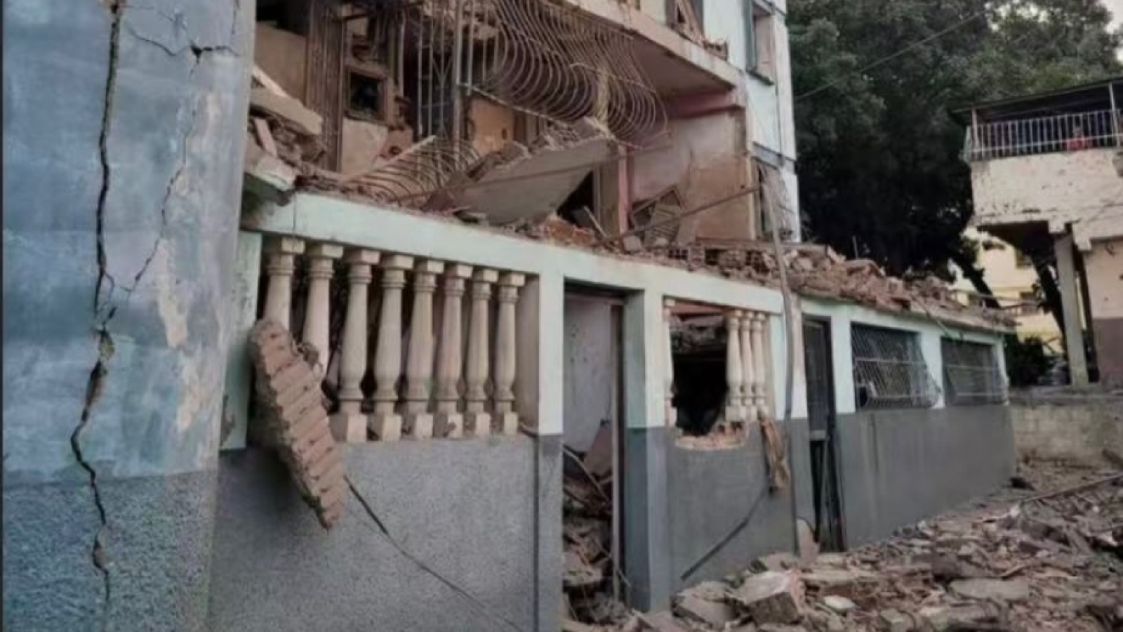 edificio-en-catia-la-mar-destruido-por-bombardeo-de-eeuu-54246