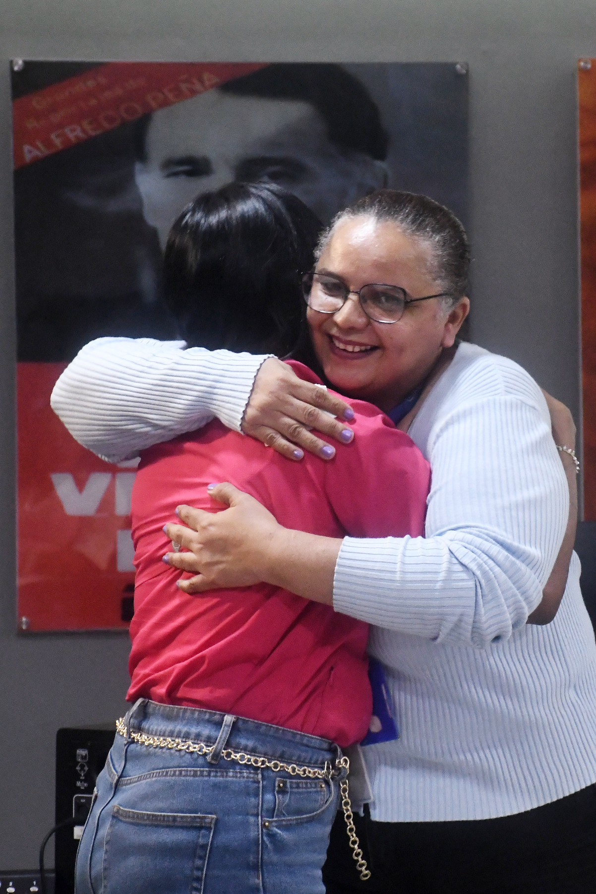 Abrazo entre participantes del evento de café rosa en la universidad internacional de las comunicaciones