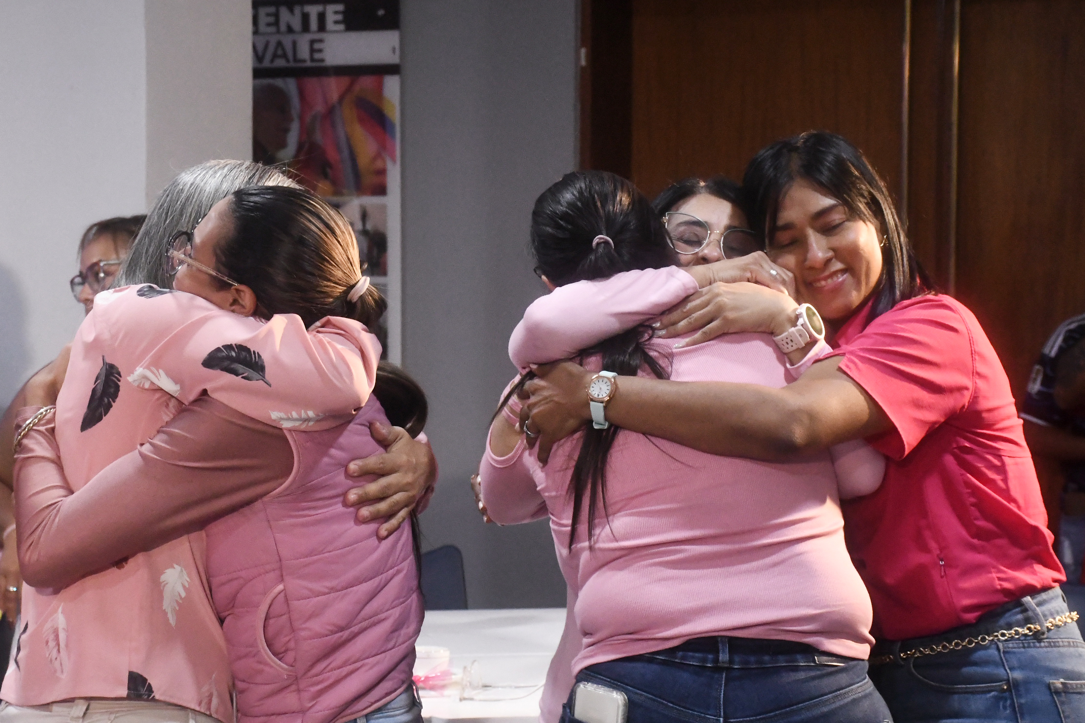 Abrazo entre mujeres compañeras de LAUICOM