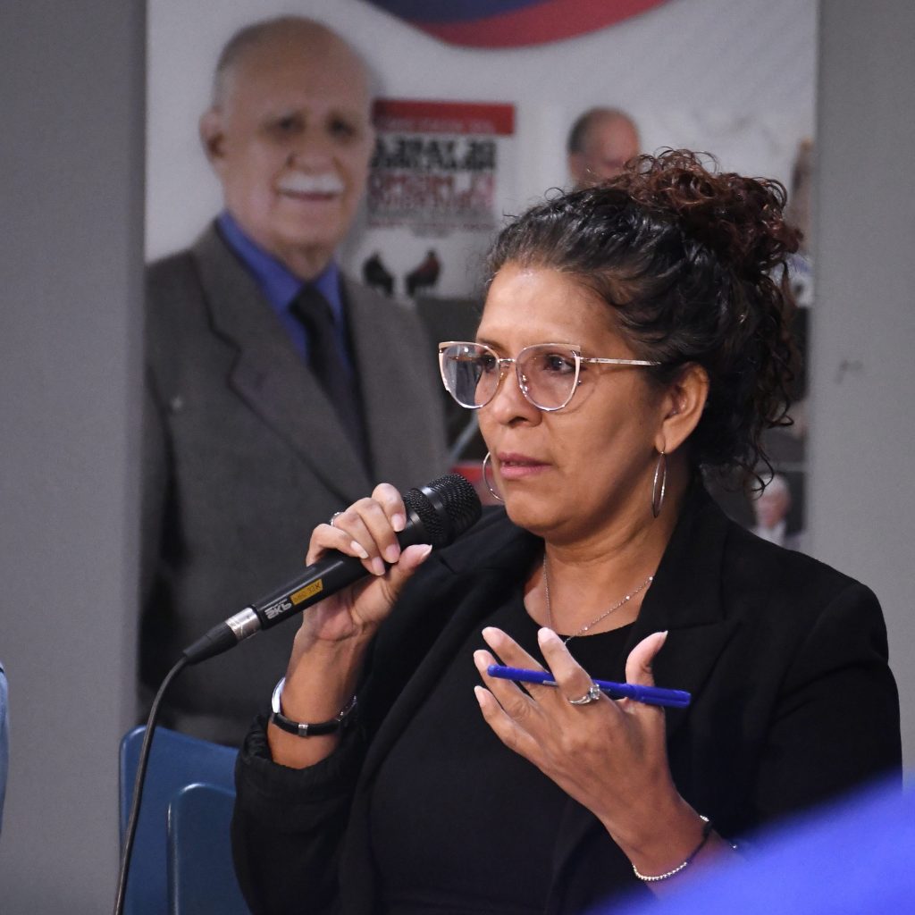 Beverly Serrano interviniendo con un micrófono durante las jornadas de debate de la Cátedra MacBride en la LAUICOM.   