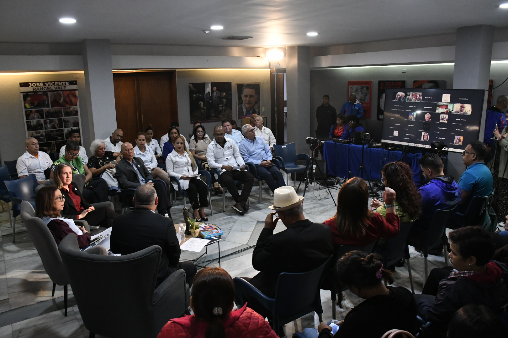 Plano general de los asistentes durante la Sesión Especial de la Cátedra Internacional Hugo Chávez en la Galería José Vicente Rangel de LAUICOM.