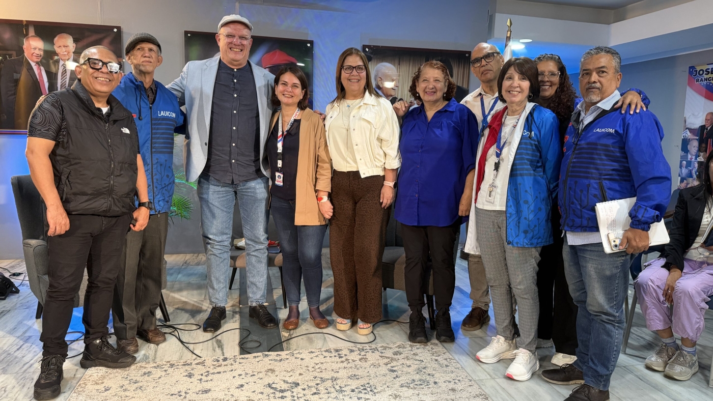 Dr. Pedro Rodríguez junto a los participantes de la clase en comunicación política