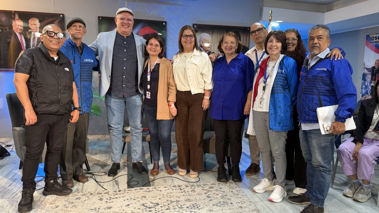 Dr. Pedro Rodríguez junto a los participantes de la clase en comunicación política