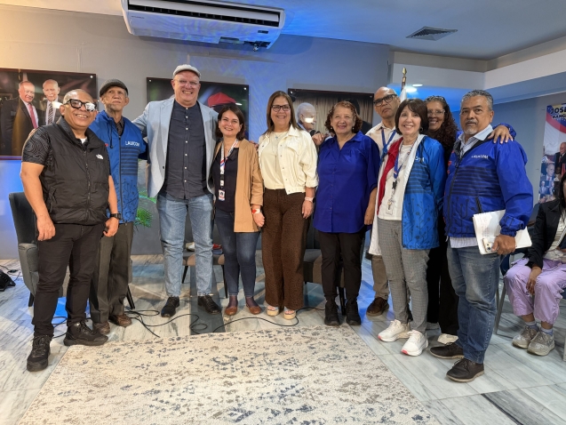 Dr. Pedro Rodríguez junto a los participantes de la clase en comunicación política