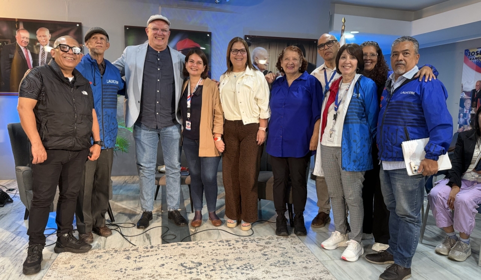 Dr. Pedro Rodríguez junto a los participantes de la clase en comunicación política