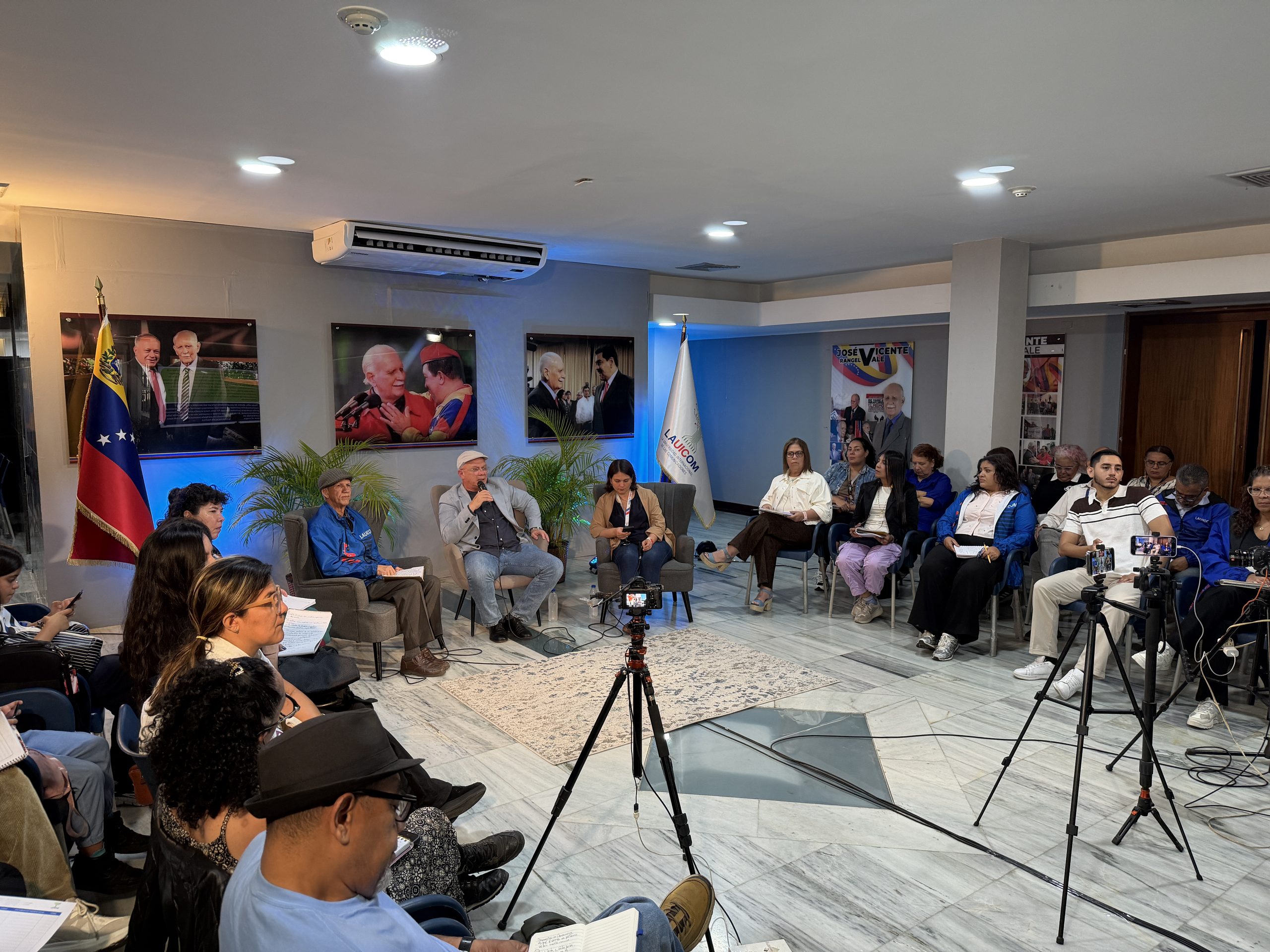 Plano general de los participantes en la clase de comunicación política con el Dr. Pedro Rodríguez