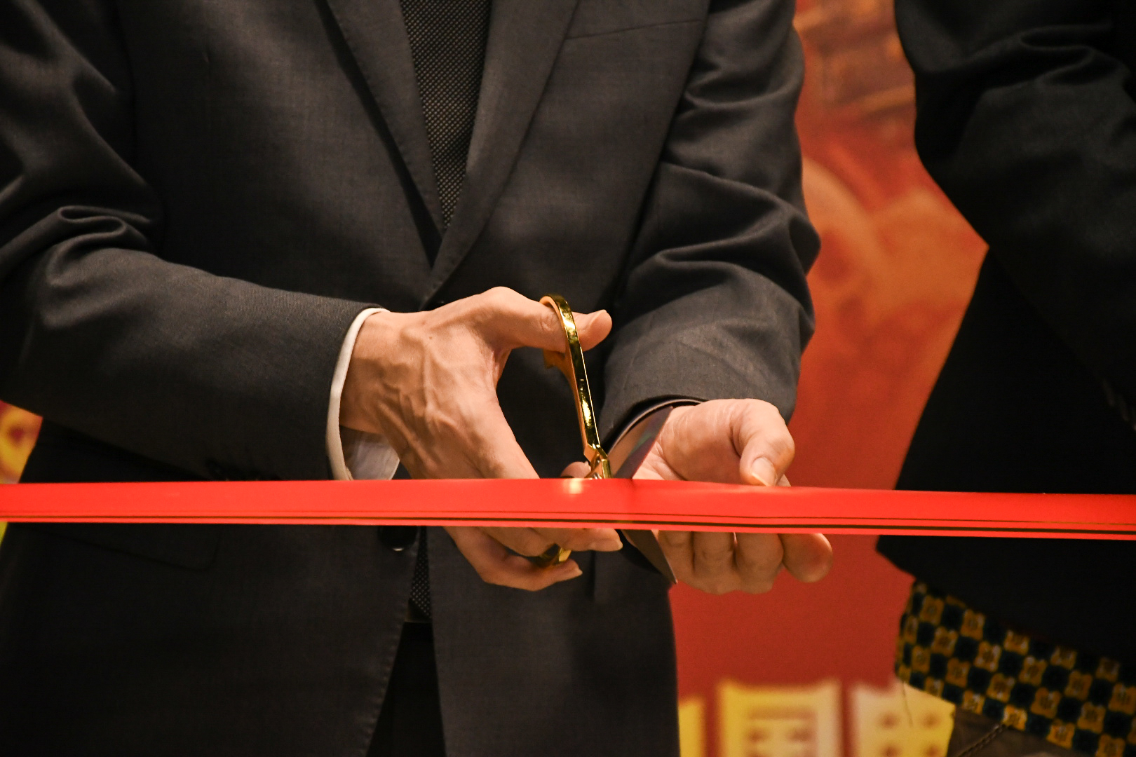 Corte de cinta para evento inaugural del festival de cine 