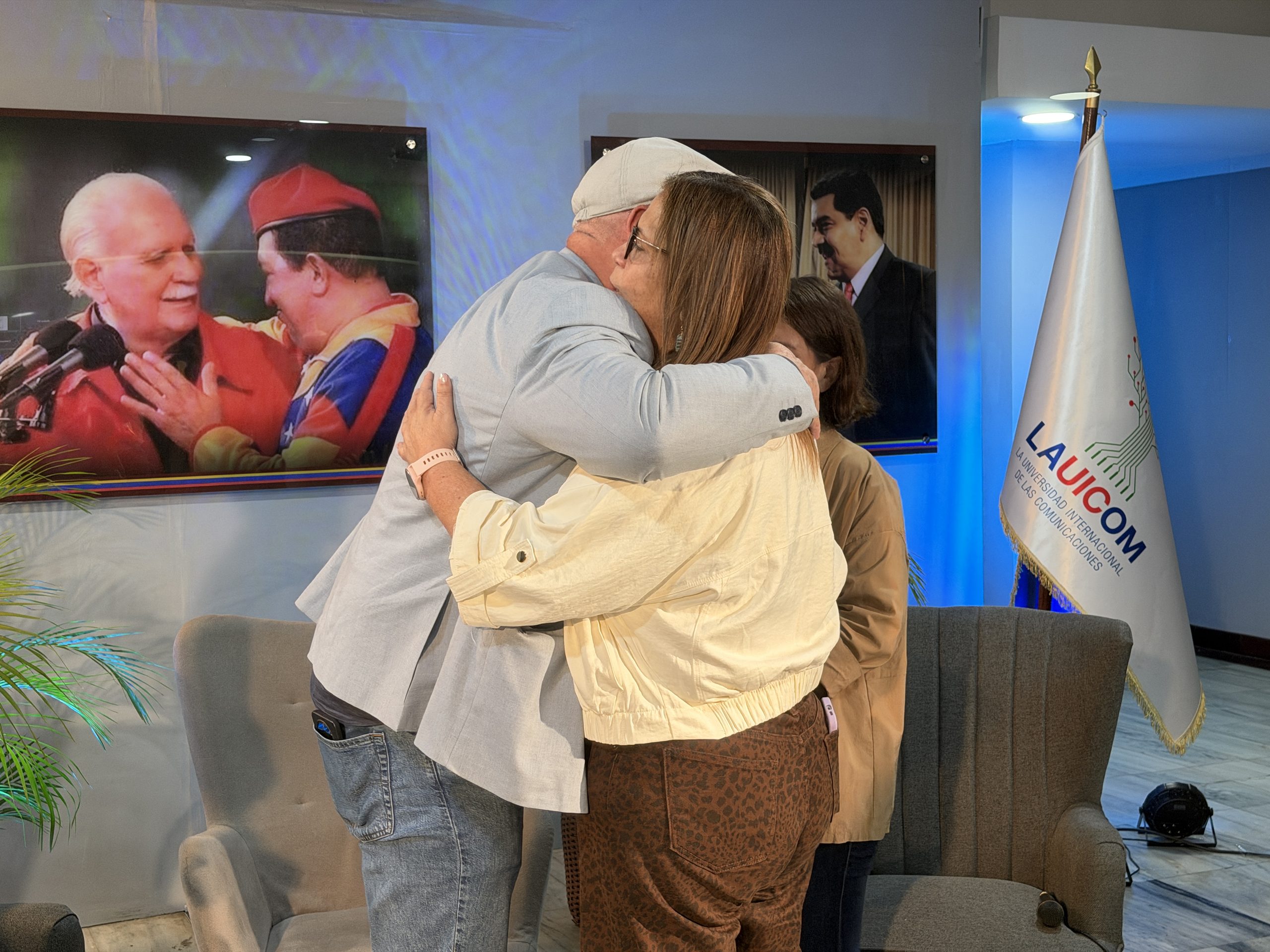 El Dr. Pedro Rodríguez junto a la vicerrectora Tamara Díaz en LAUICOM