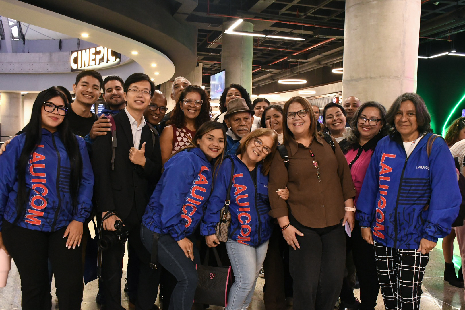 Equipo lauicom con personal de festival de cine