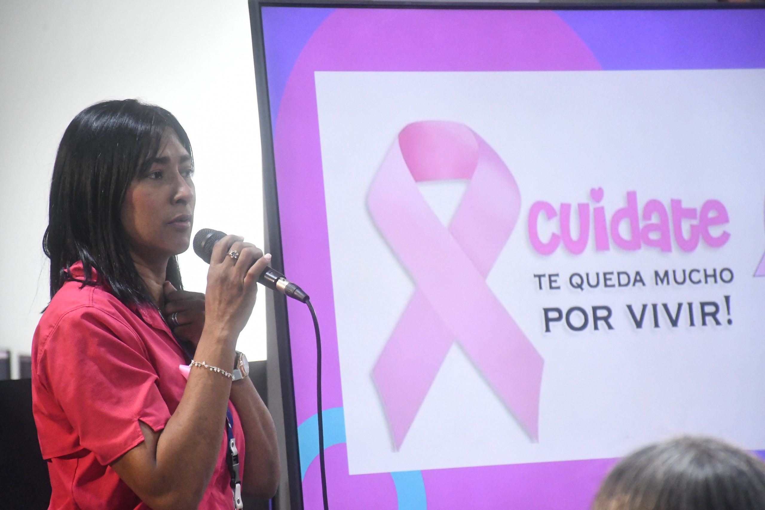 Natty hablando durante el evento de Café Rosa en LAUICOM