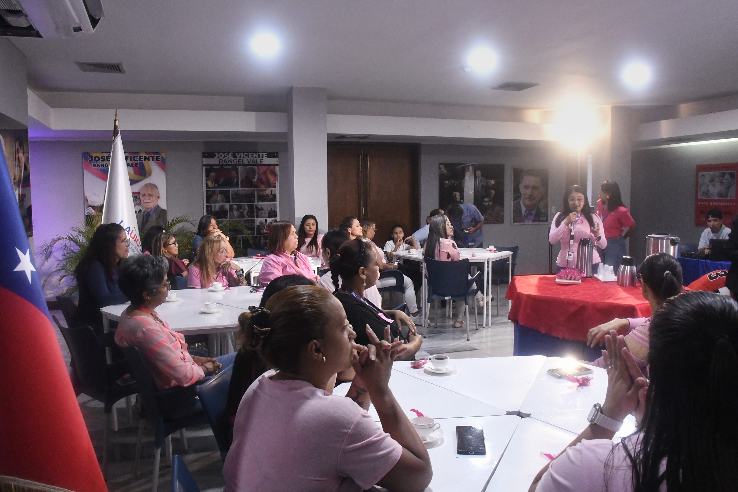 Participantes vestidas de rosado en LAUICOM escuchando la conversación sobre Café Rosa por el día de concientización por el cáncer de mama