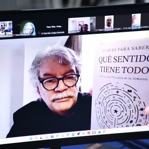 Fernando Buen Abad en videoconferencia mostrando el libro «Claves para saber qué sentido tiene todo» durante la Cátedra MacBride en la LAUICOM.