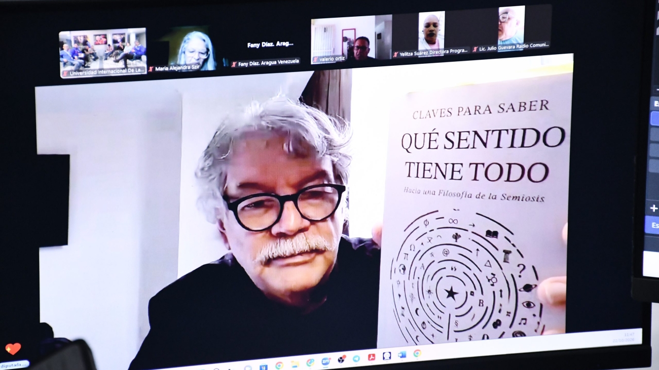 Fernando Buen Abad en videoconferencia mostrando el libro «Claves para saber qué sentido tiene todo» durante la Cátedra MacBride en la LAUICOM.