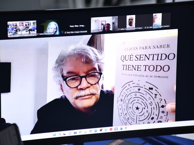 Fernando Buen Abad en videoconferencia mostrando el libro «Claves para saber qué sentido tiene todo» durante la Cátedra MacBride en la LAUICOM.