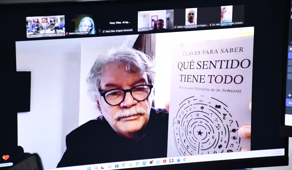 Fernando Buen Abad en videoconferencia mostrando el libro «Claves para saber qué sentido tiene todo» durante la Cátedra MacBride en la LAUICOM.