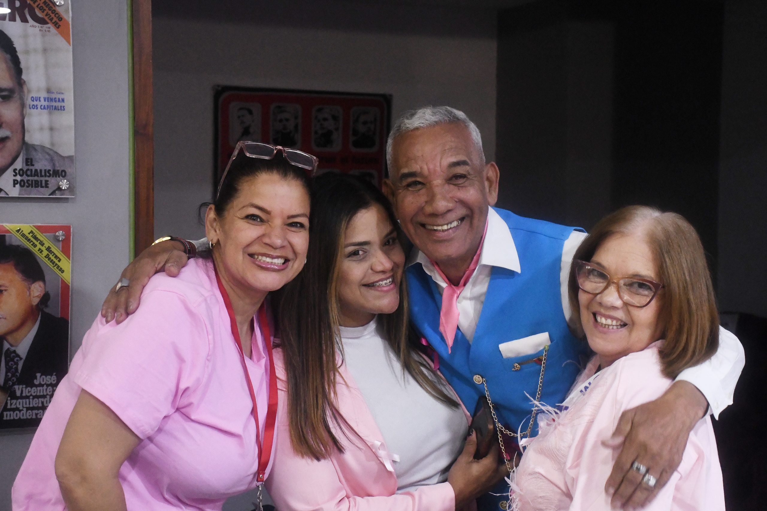 Participantes evento café rosa en lauicom abrazandose