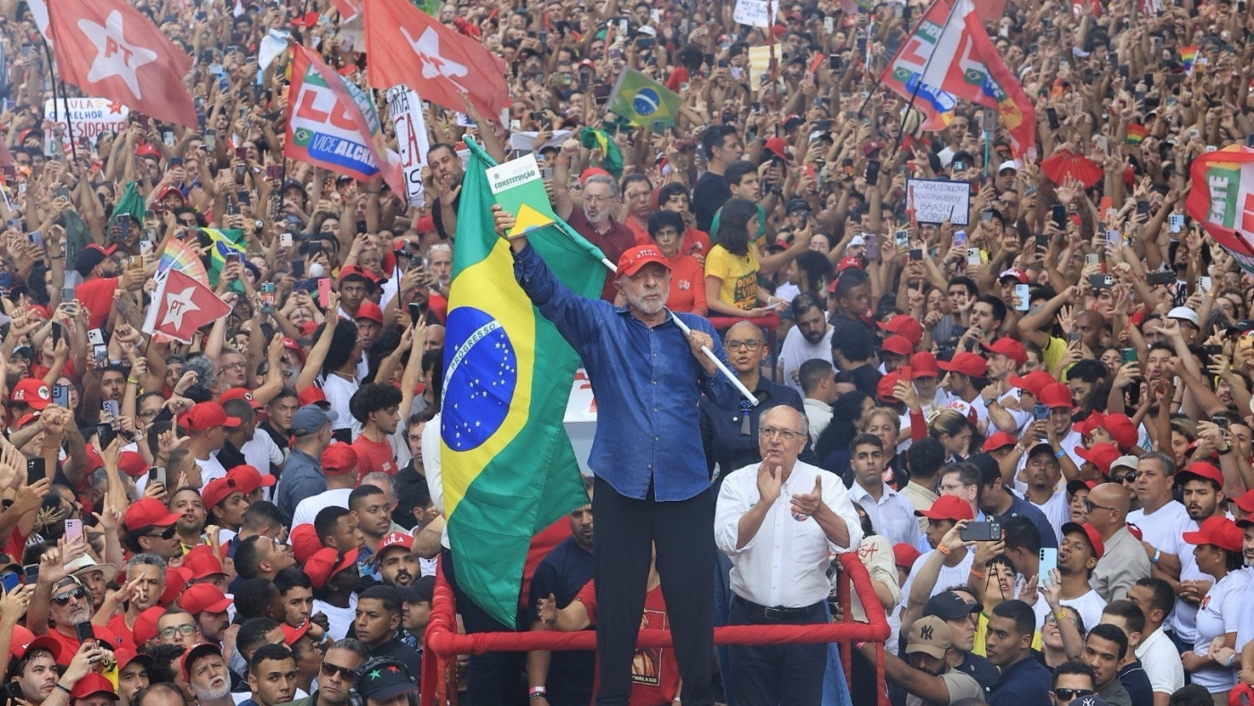 Luiz Inácio Lula da Silva con bandera de Brasil y pueblo en apoyo