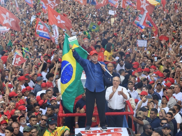 Luiz Inácio Lula da Silva con bandera de Brasil y pueblo en apoyo