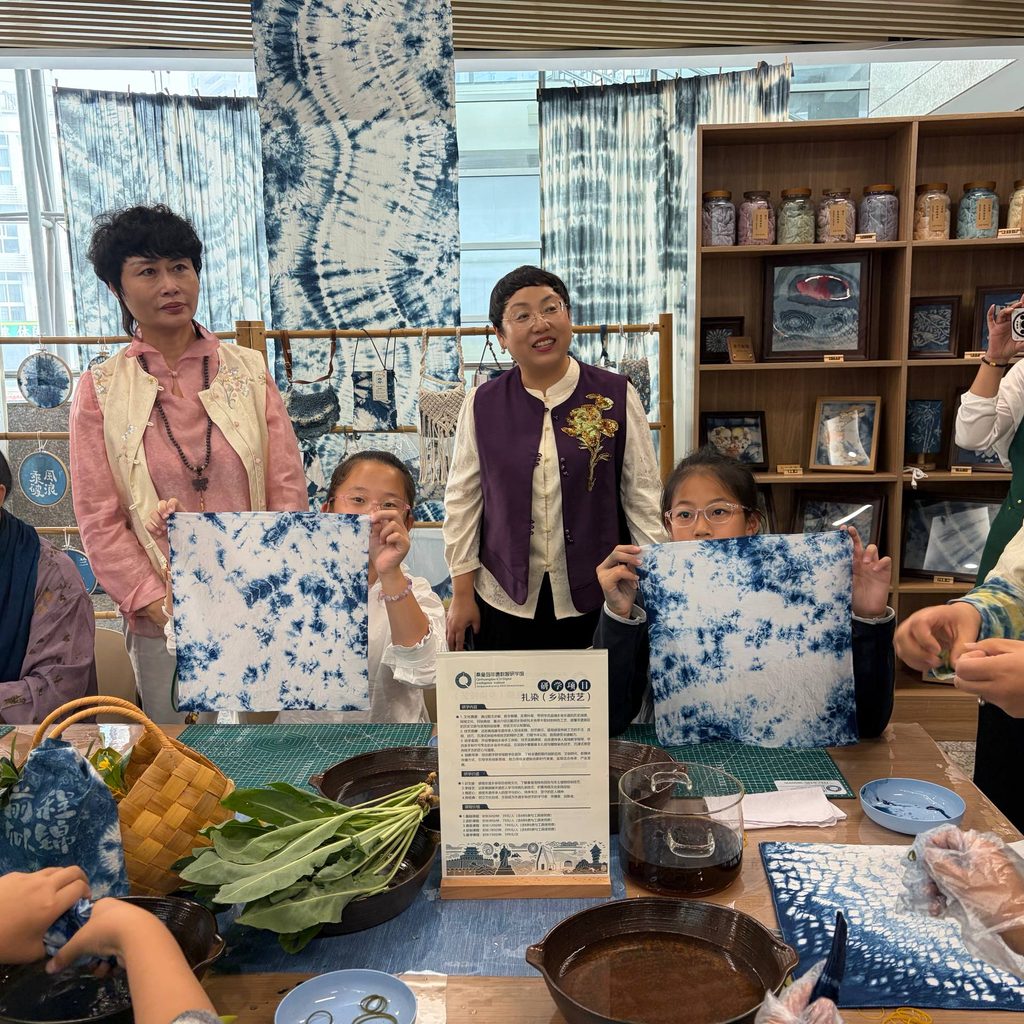 Niños mostrando sus piezas de artesanía en Qinhuangdao
