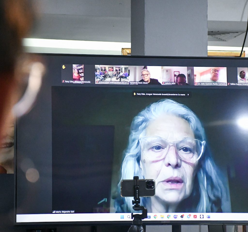 Participante conectada vía Zoom interviniendo durante una sesión virtual de la Cátedra MacBride en la LAUICOM.