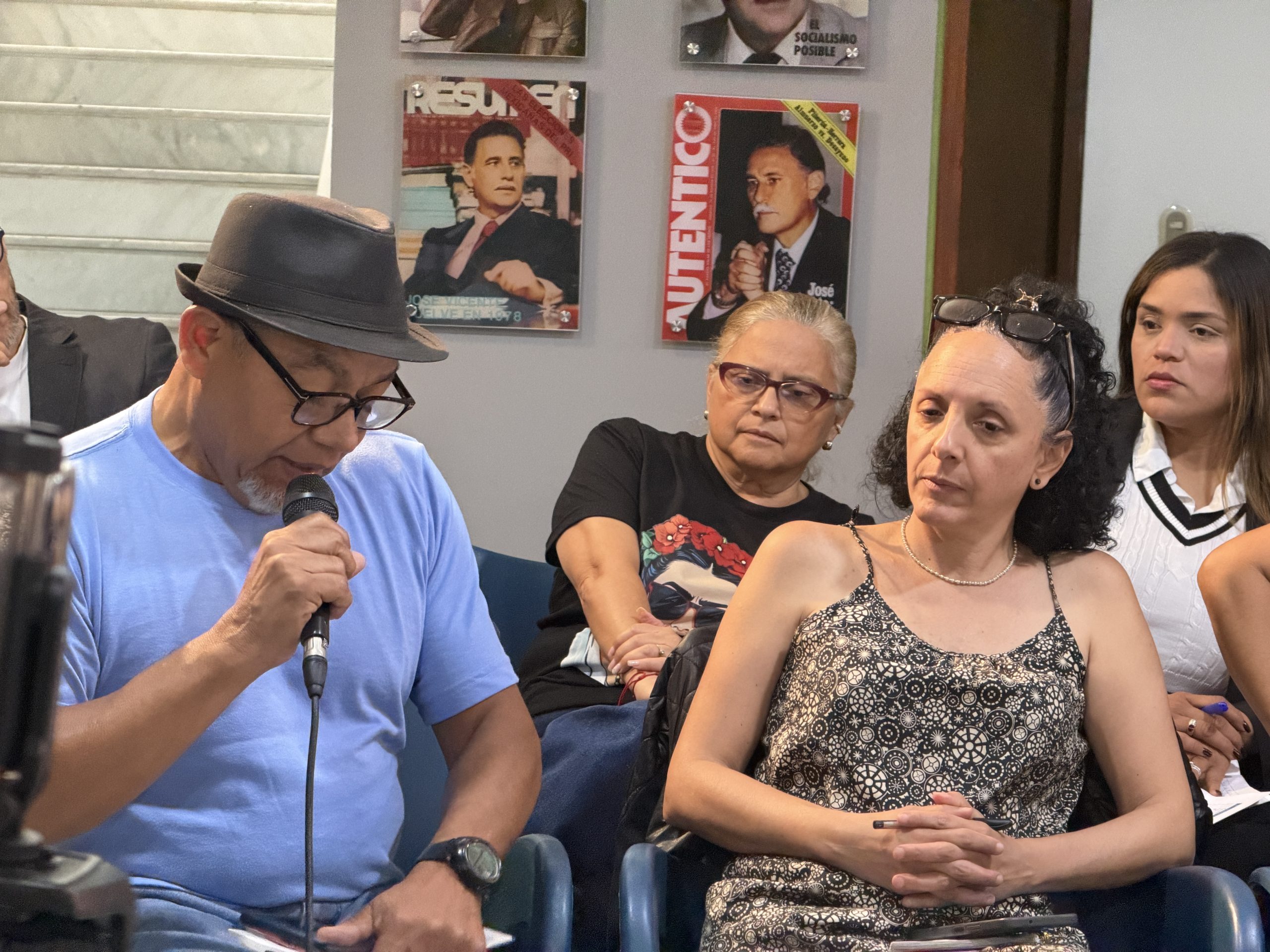 Participantes de la clase debaten sobre la comunicación política en LAUICOM