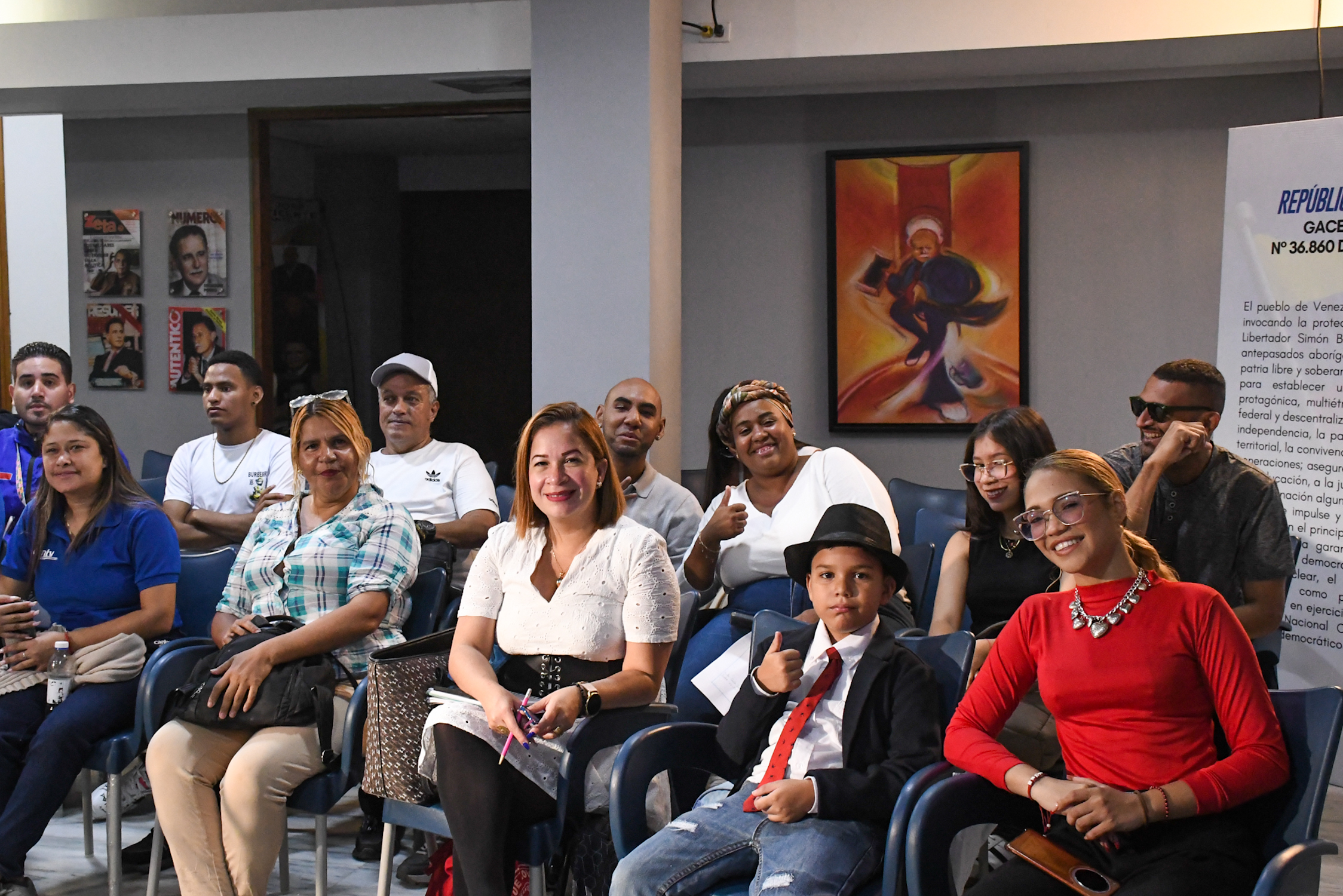 participantes de videoconferencia sonriendo y levantando el pulgar hacia arriba