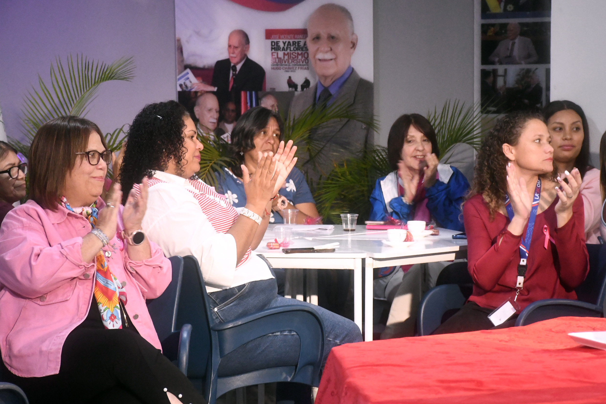 Evento Café Rosa participantes aplaudiendo