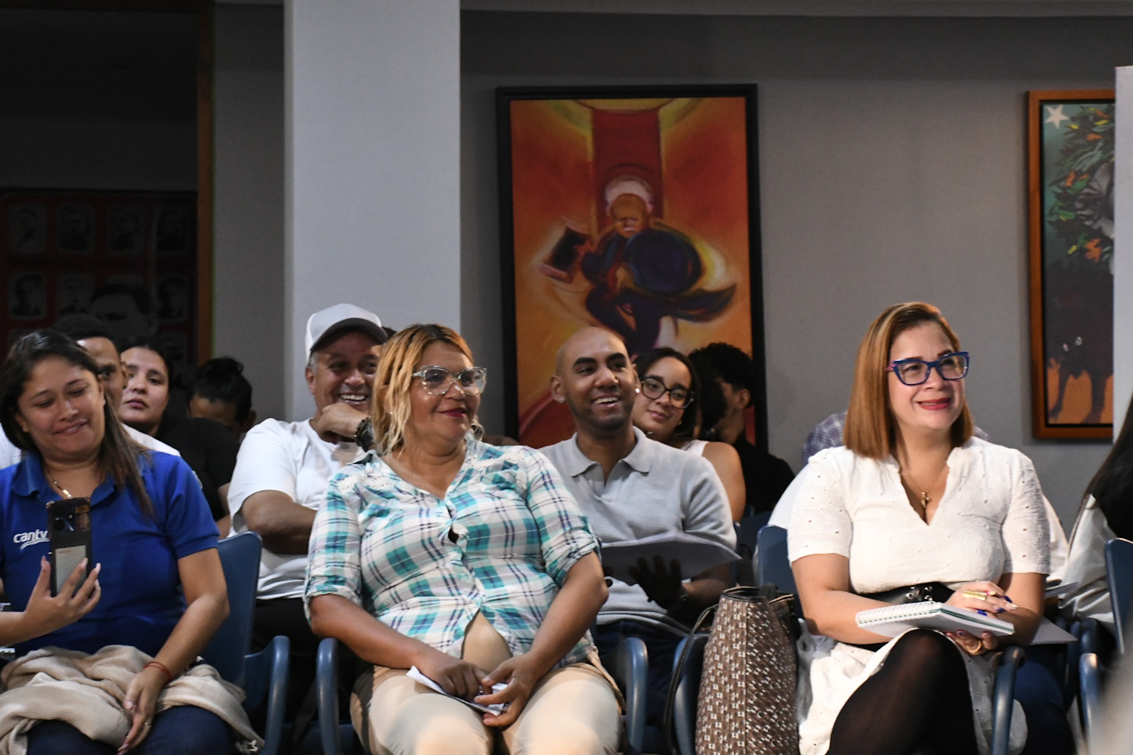 Participantes videoconferencia sonriendo