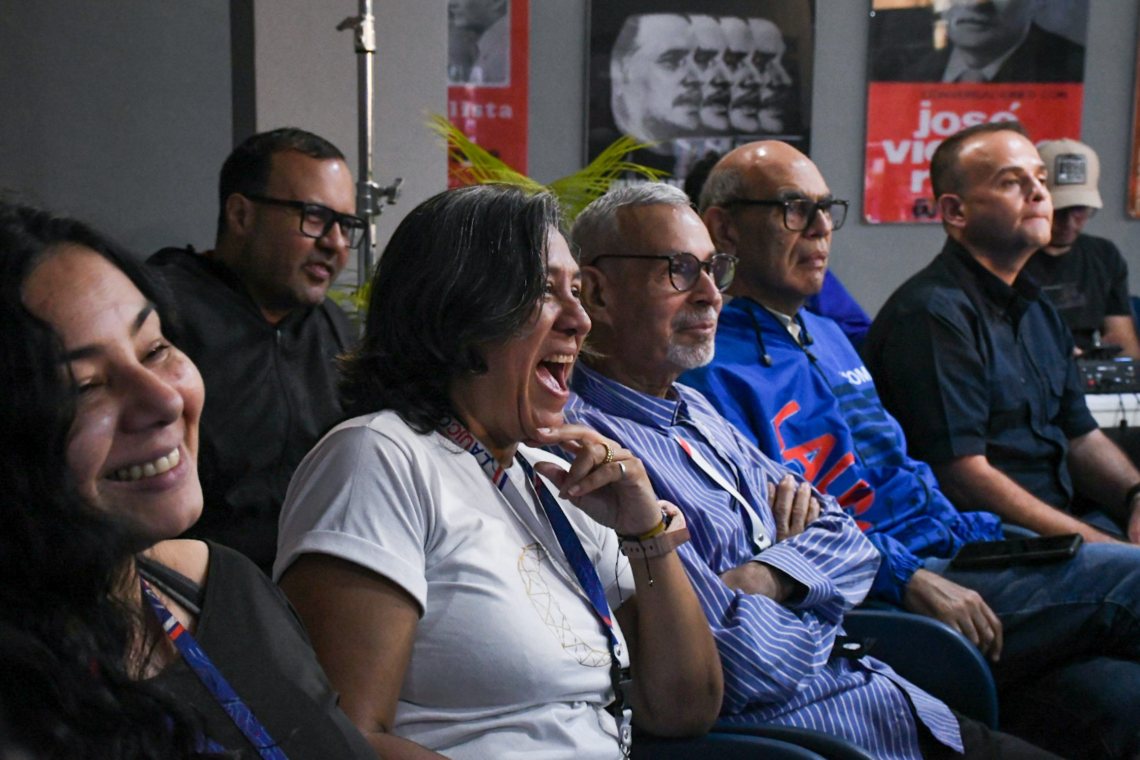 Personal LAUICOM sonriendo en videoconferencia