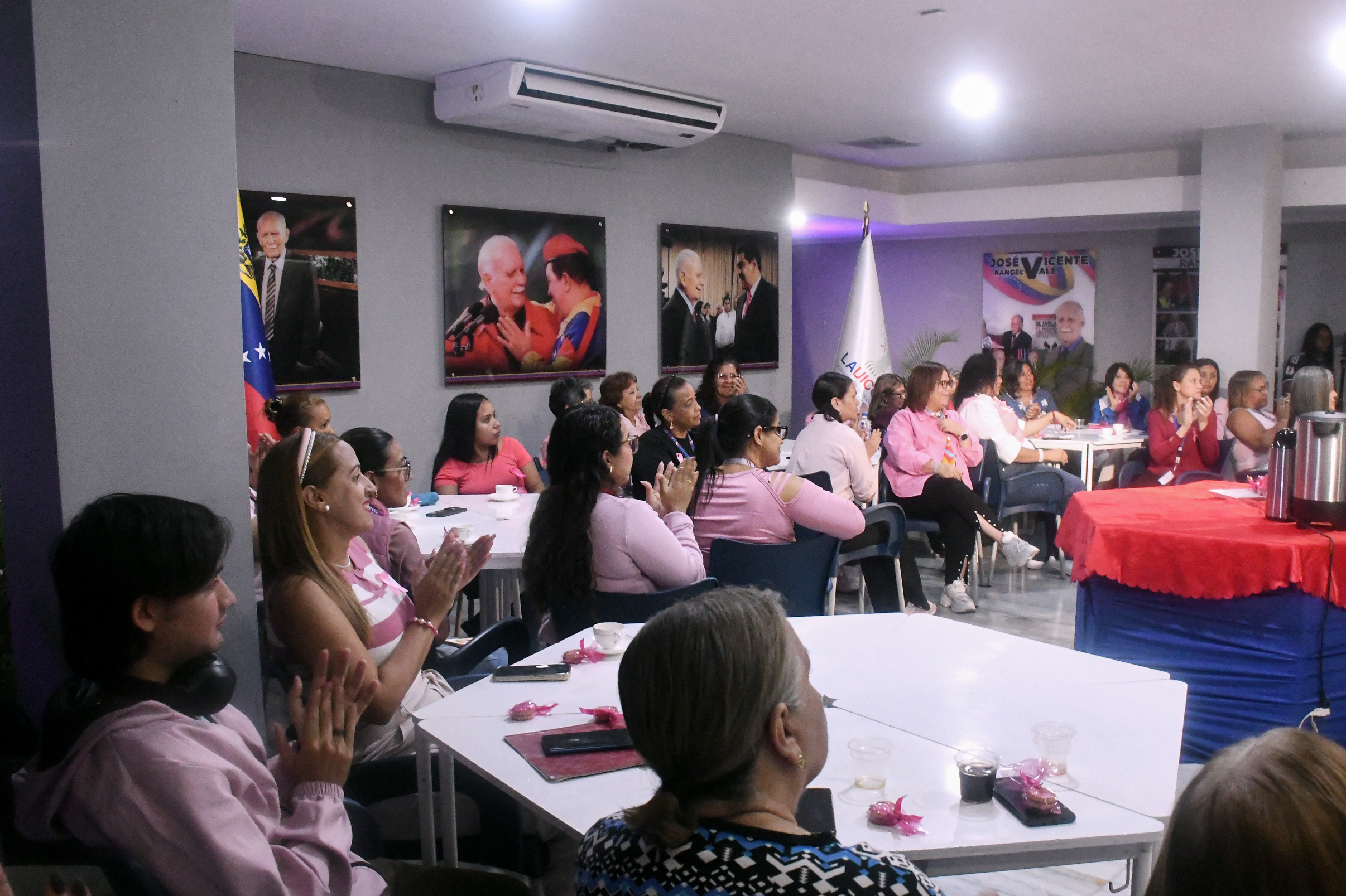 Evento Café Rosa en LAUICOM plano general