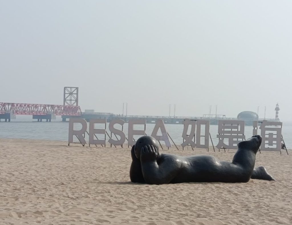 Qinhuangdao-China-playa-estatua