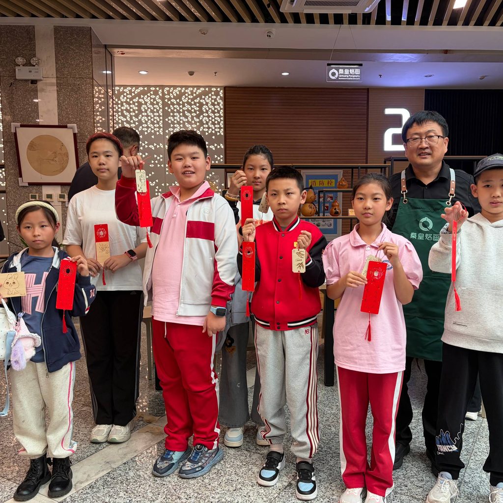 Niños de Qinhuangdao mostrando amuletos