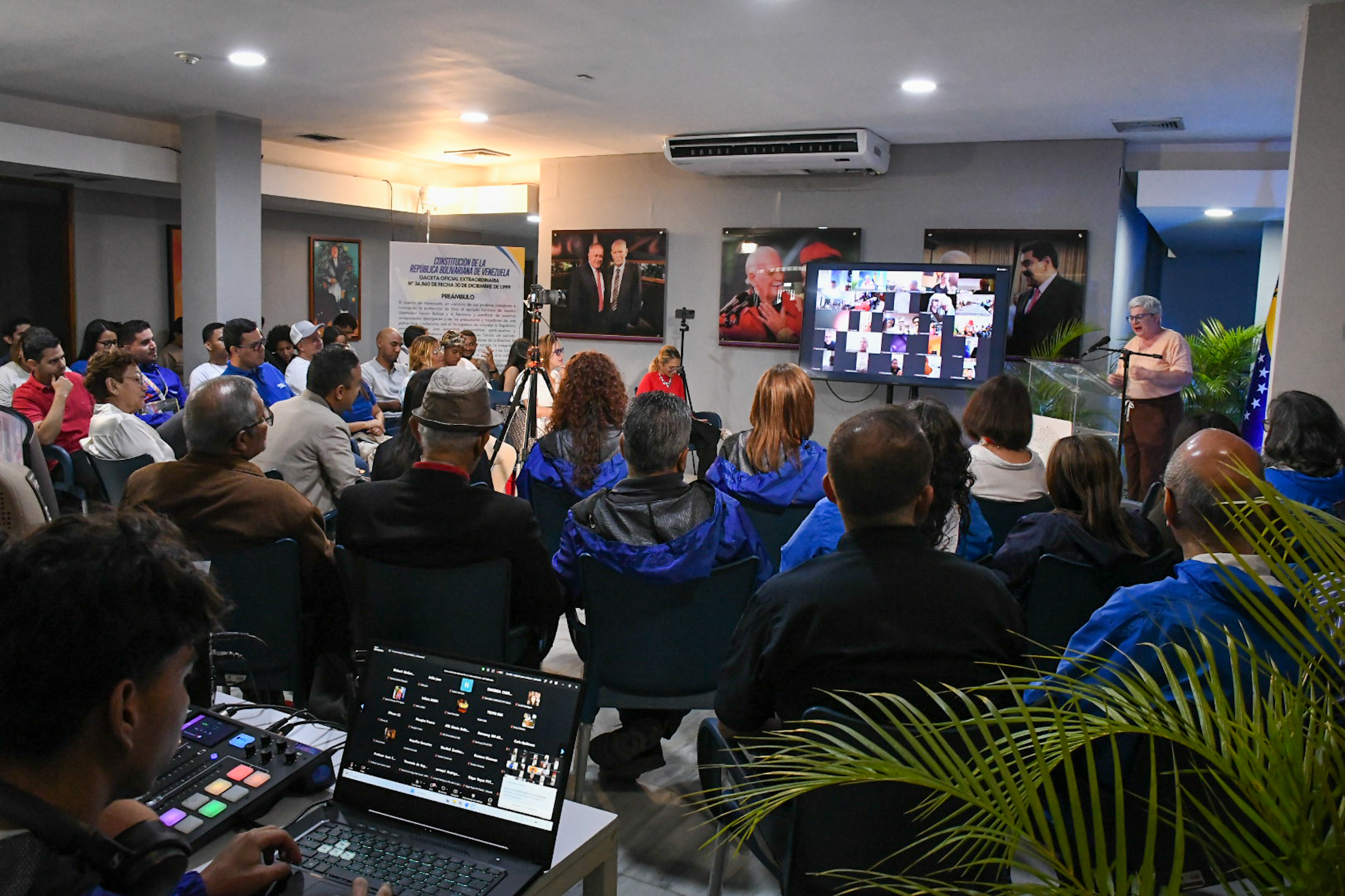 Segundo plano general de videoconferencia con Alexandra Mulino en LAUICOM sobre soberanía y marxismo