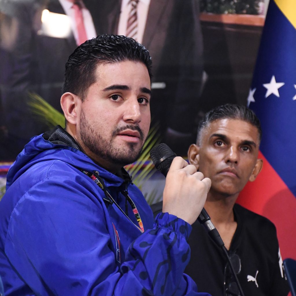 Abraham Paredes interviniendo con un micrófono durante el debate de la Cátedra MacBride en la LAUICOM.